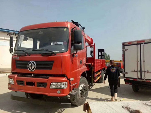 東風御虎單橋三一8噸平板帶隨車吊圖片