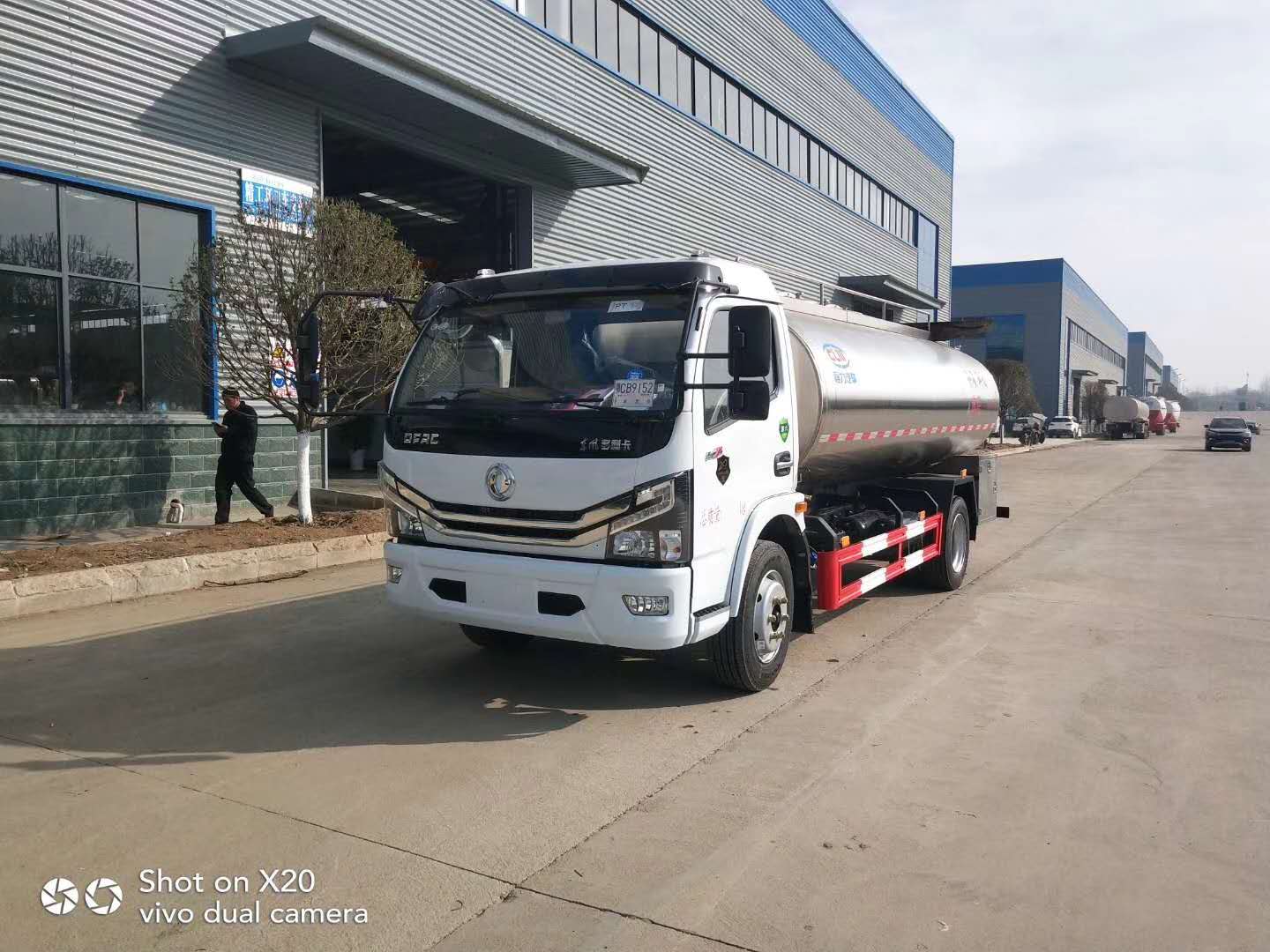 东风多利卡（国六）鲜奶运输车 容积6.9方
