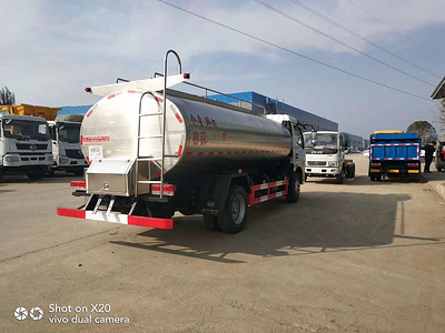 东风多利卡（国六）鲜奶运输车 容积6.9方图片