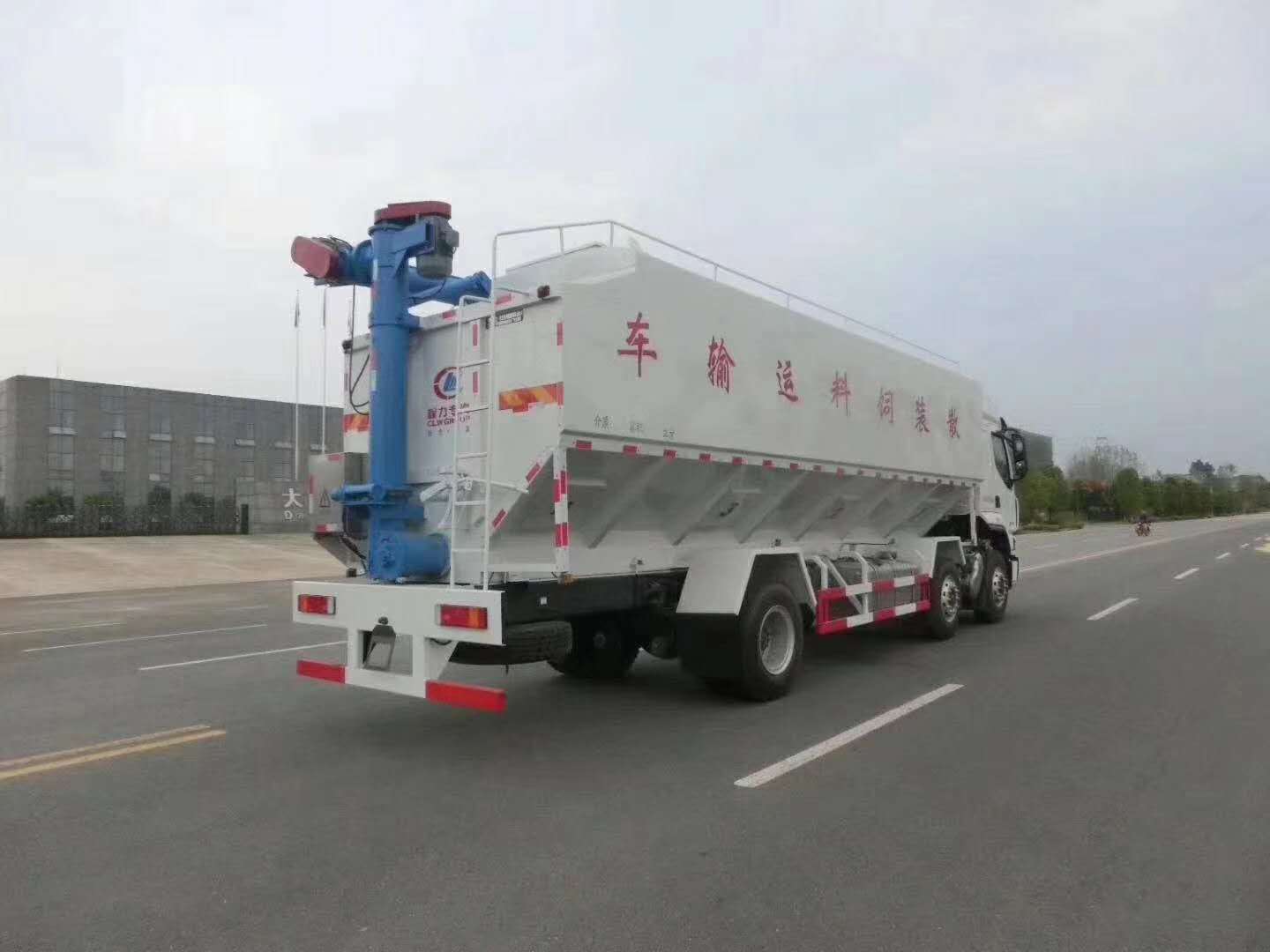 国六柳汽小三轴（30方/15吨）饲料车图片
