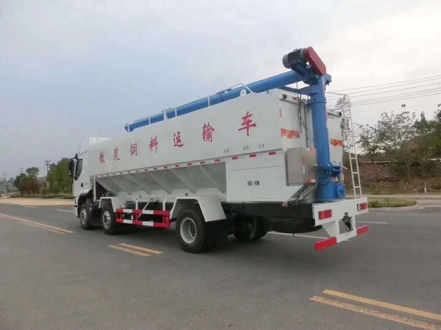 国六柳汽小三轴（30方/15吨）饲料车图片