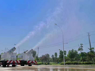 国六东风洒水雾炮车200马力~210马力雾炮喷雾状态图片图片