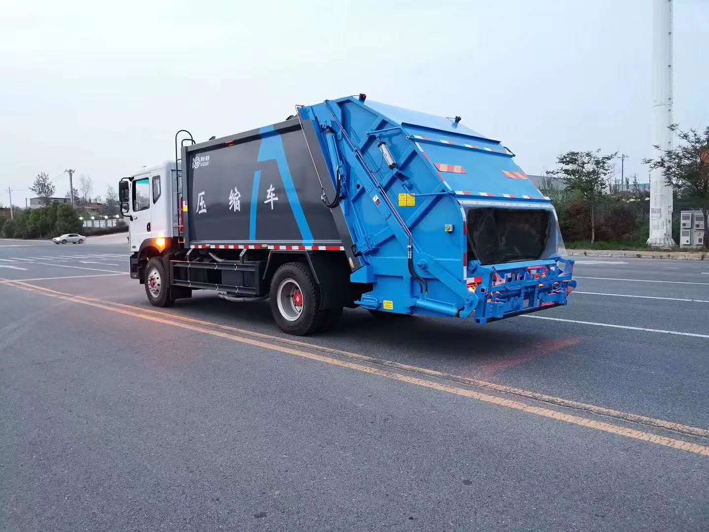 东风大多利卡D912方压缩垃圾车配置图片图片