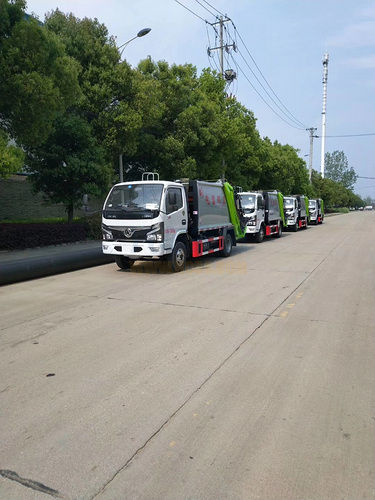 四台东风小多利卡国六压缩式垃圾车今天发往山西长治市屯留区图片