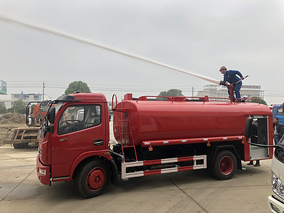 CLW5114GSSE5东风多利卡8吨消防洒水车