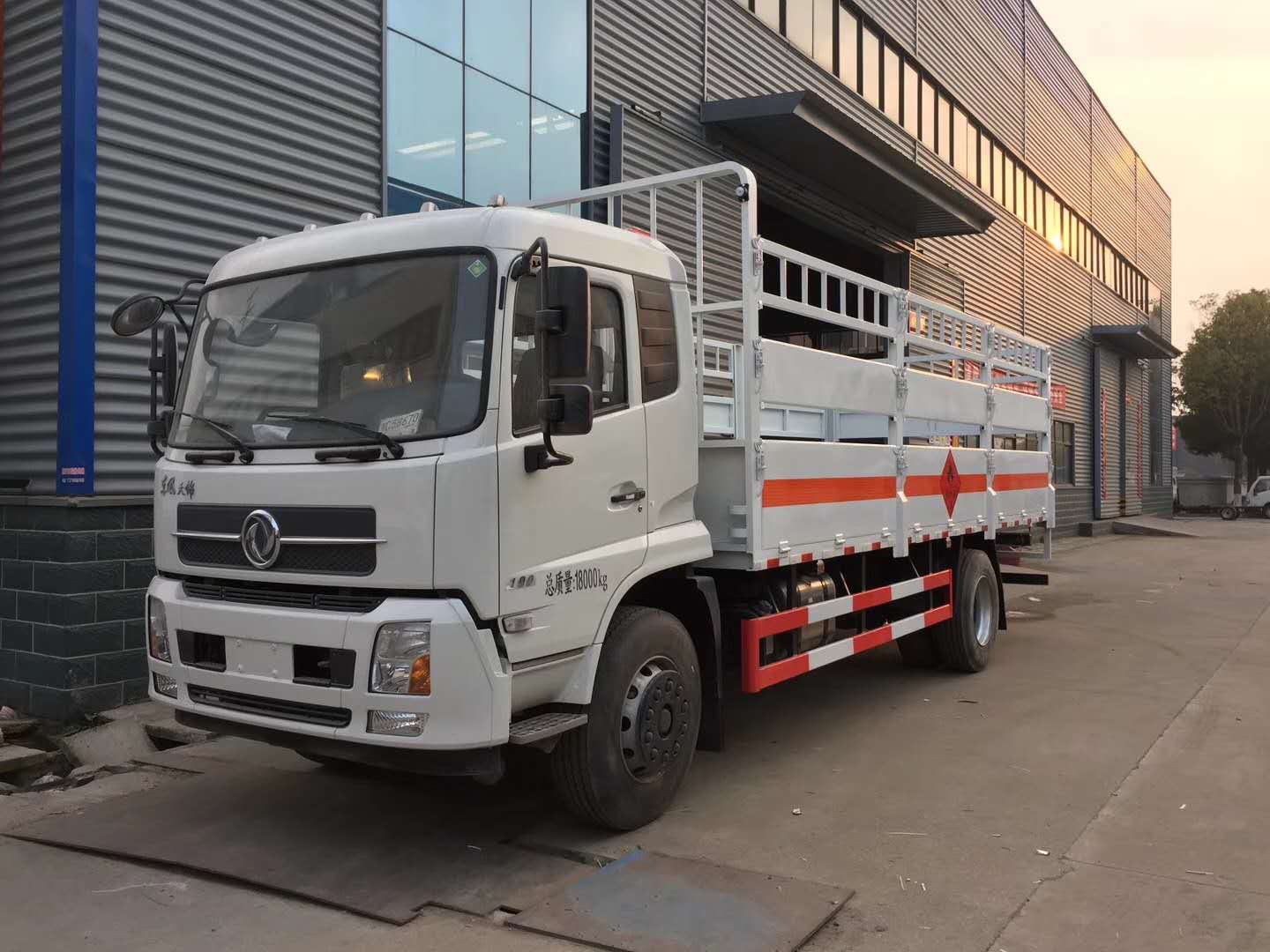 东风天锦6.6米载重10吨气瓶运输车