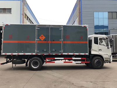 东风天锦6.6米载重9.99吨易燃液体厢式运输车图片