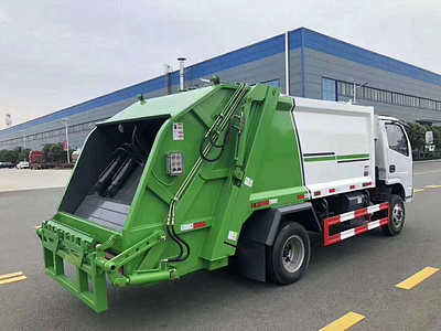 东风多利卡8方压缩垃圾车，压缩式垃圾车在环卫的用处图片