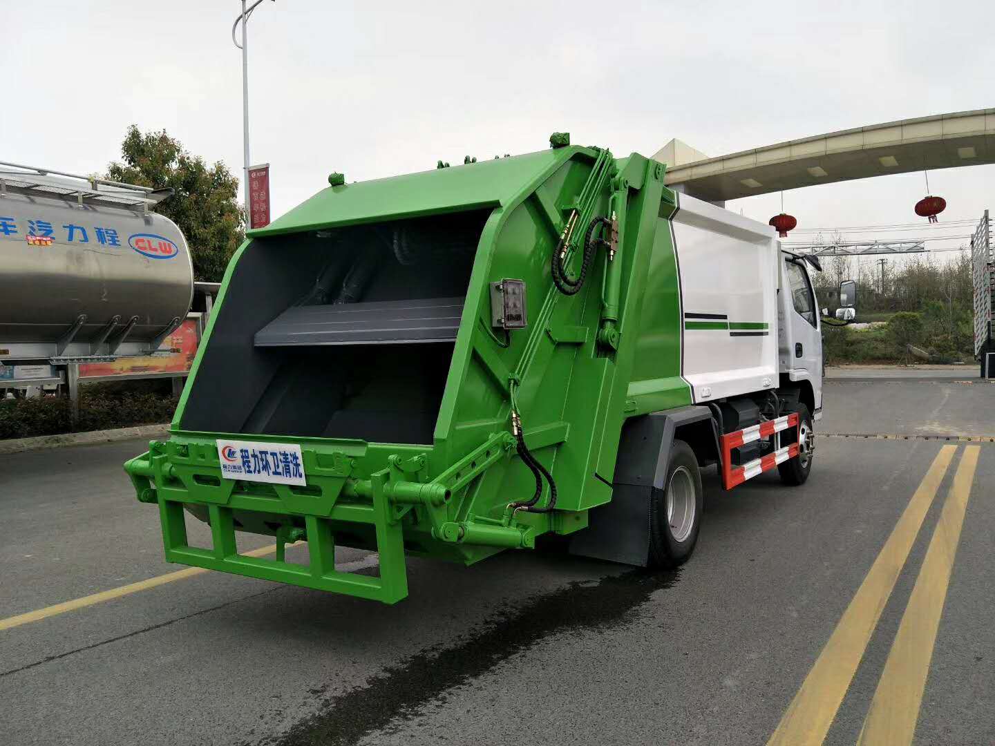 国六东风小多利卡压缩式垃圾车5方图片