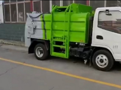蓝牌餐厨垃圾车最便宜蓝牌凯马垃圾车视频图片