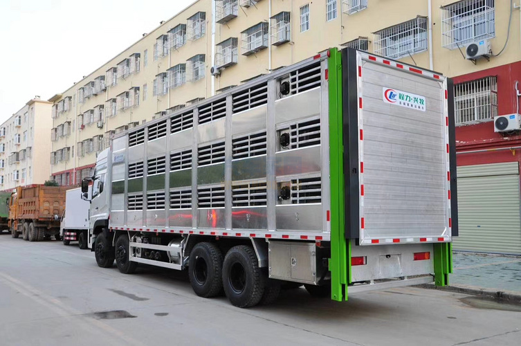 东风天龙运猪车，猪苗运输车，畜禽车图片