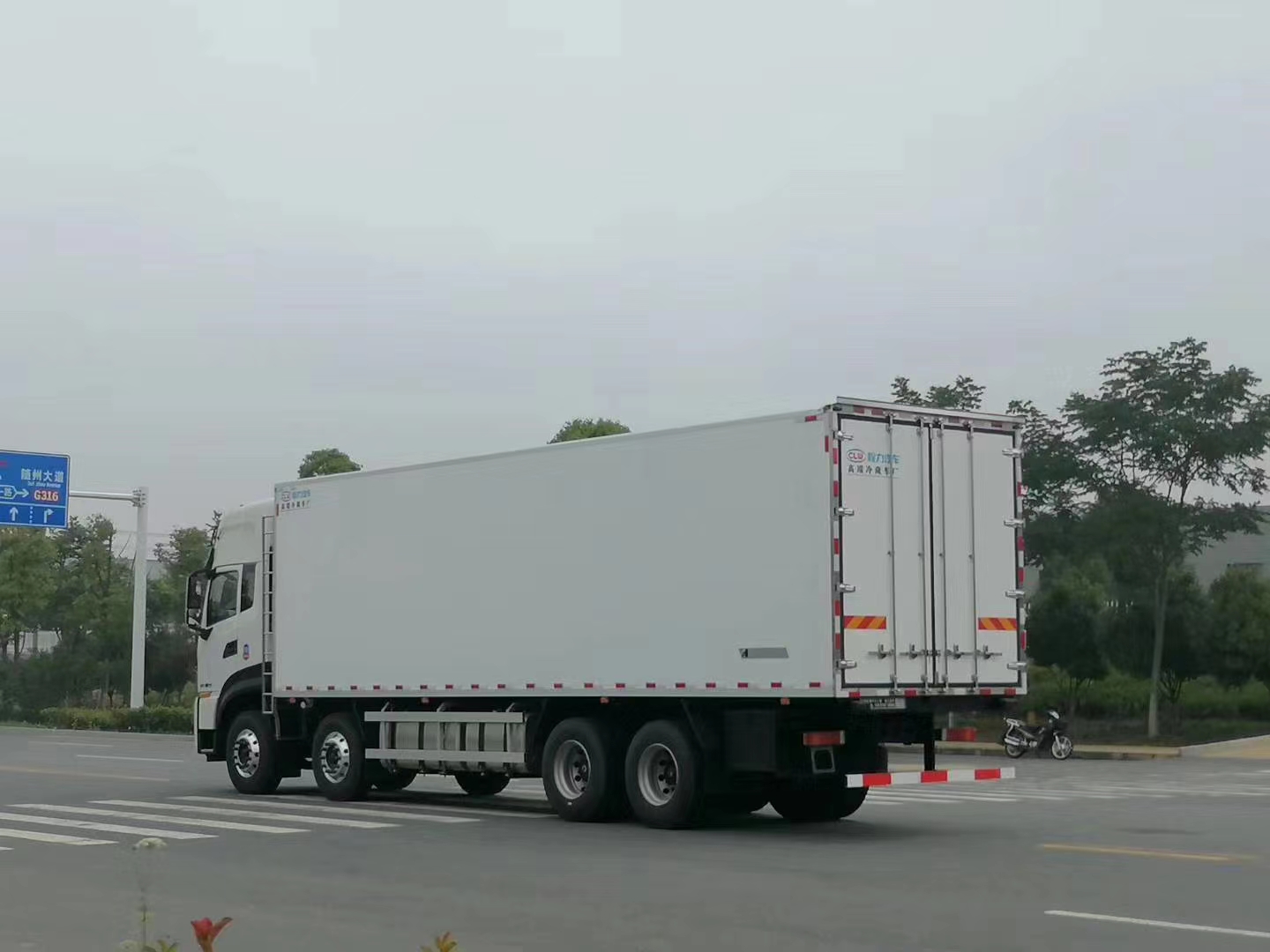 国六东风天龙9.6米冷藏车图片