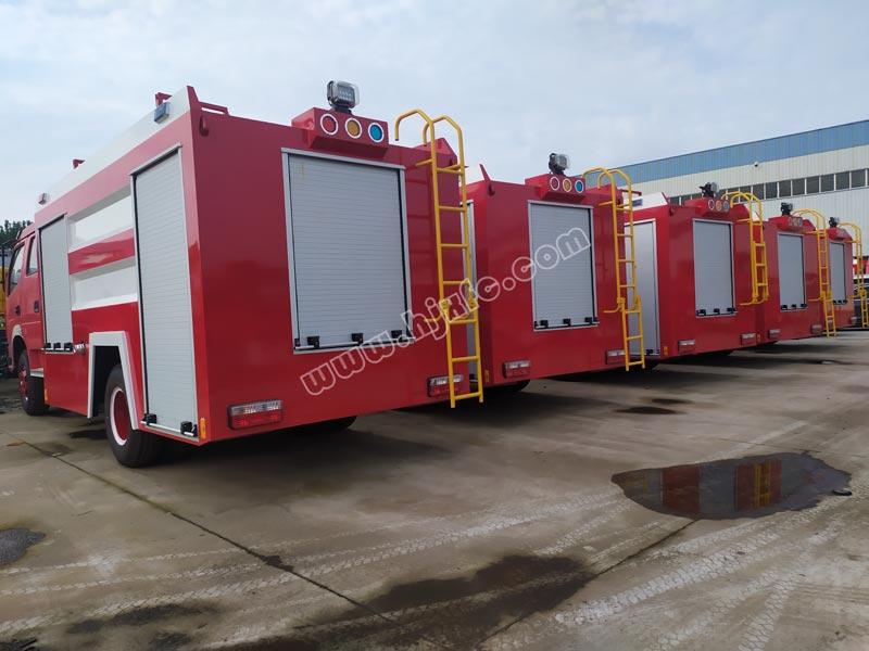 湖北省消防器材厂生产的东风大多利卡消防洒水车