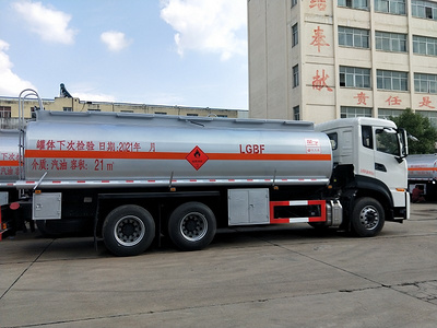 国六标载14吨油罐车_东风天龙后八轮21方运油车报价图片