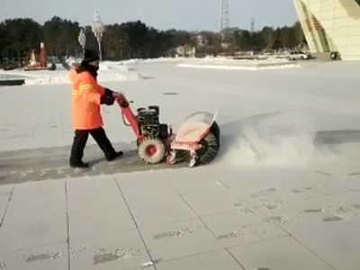 广场手扶式扫雪机扫雪视频视频图片