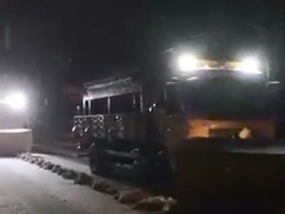 呼和浩特夜晚街道大型除雪车紧急作业图片