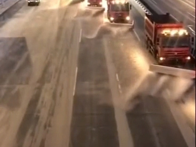 夜晚冰城哈尔滨街道5辆除雪车同时作业完整版图片
