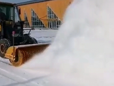 装载机除雪滚刷厂区作业视频图片