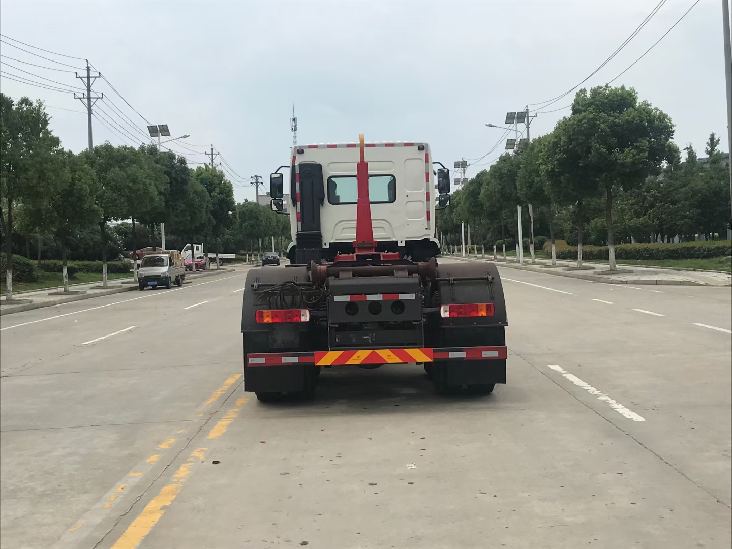 柳汽国六6X4勾臂垃圾车15吨垃圾车