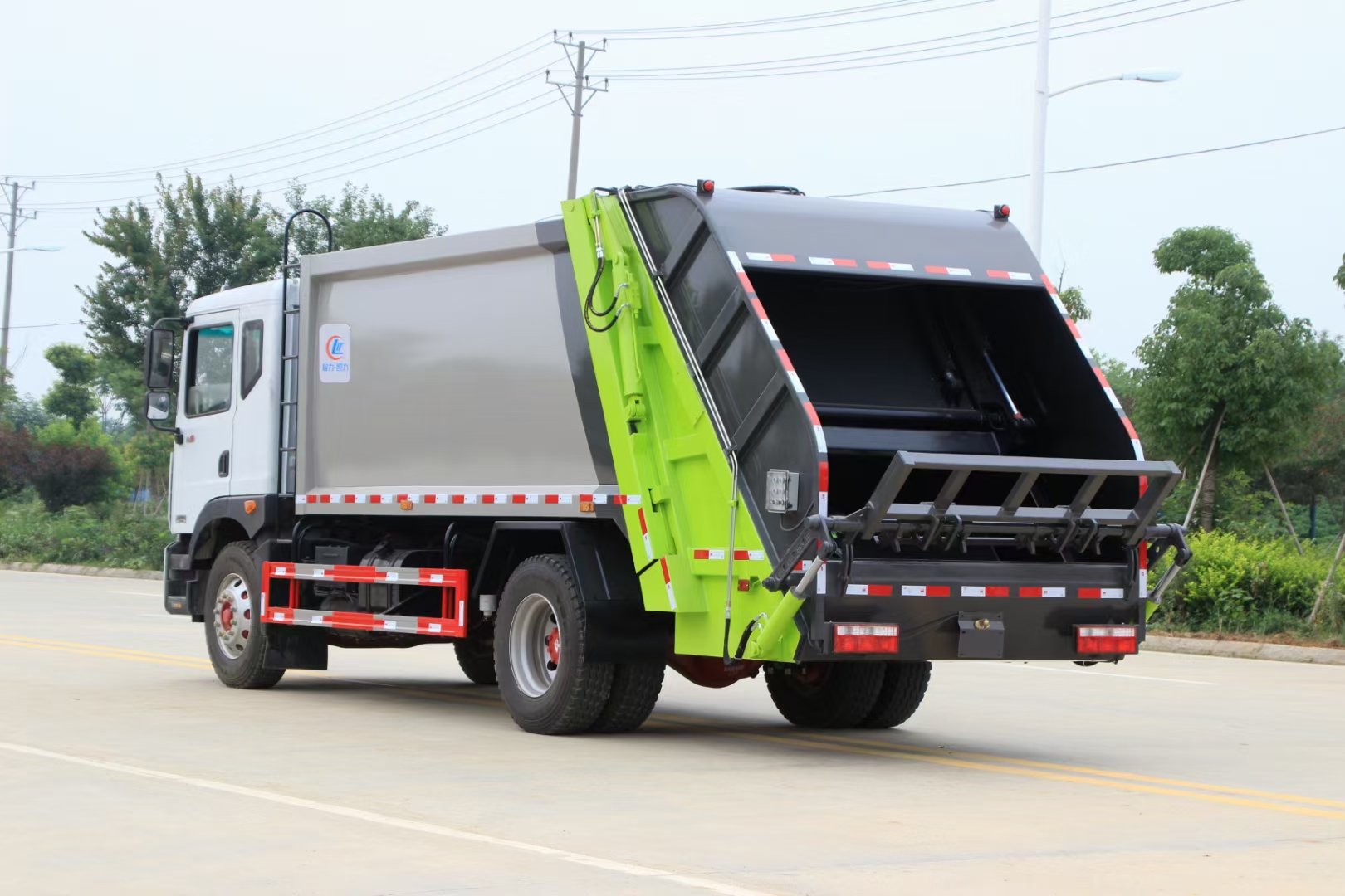 挂桶垃圾运输车对接压缩垃圾车操作视频视频