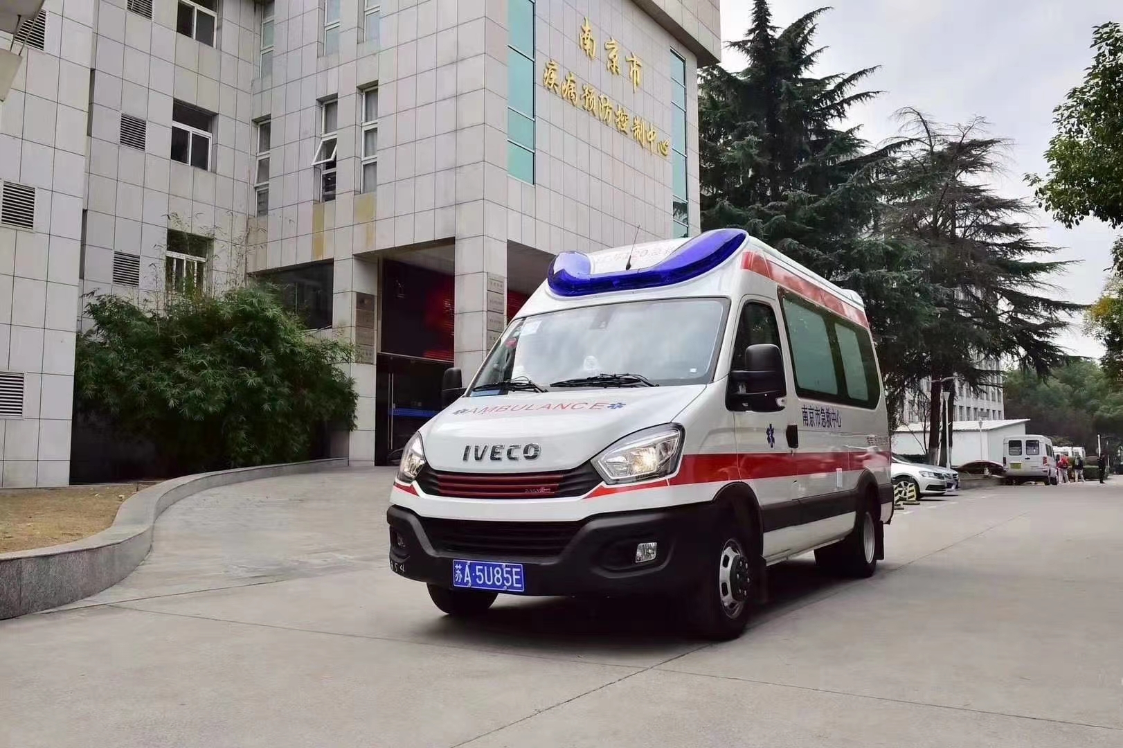 国六南京依维柯长轴高顶监护型救护车