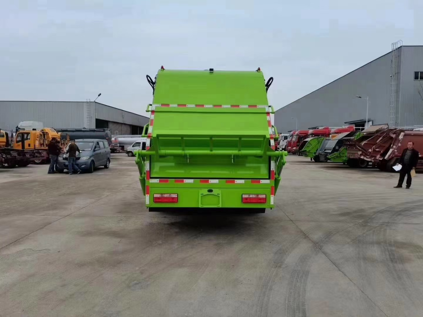 东风多利卡D9后装挂桶压缩式垃圾车操作视频图片