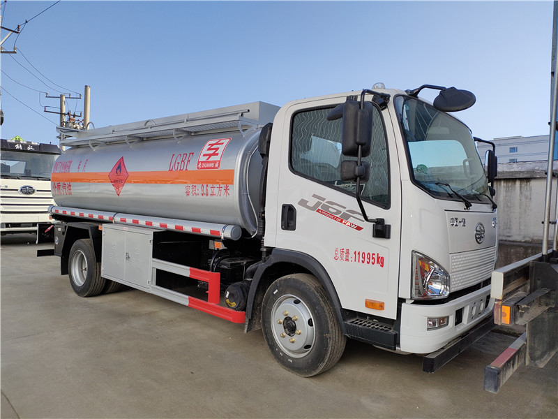 青岛解放J6F汽油9.6方加油车 国六8吨油罐车