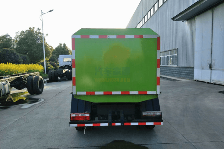 国六东风5吨挂桶垃圾车厂家报价图片