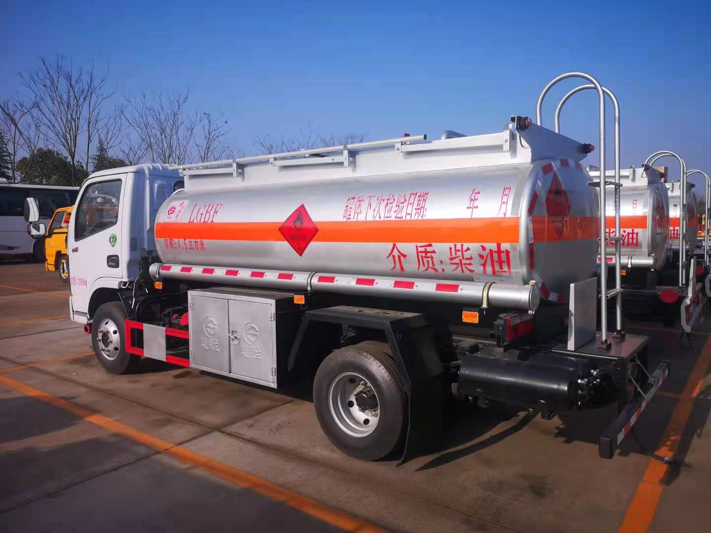 东风福瑞卡4吨油罐车厂家定制图片