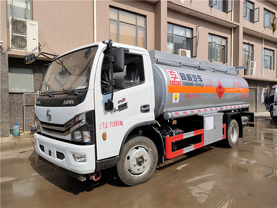 专威牌国六8吨油罐车 东风多利卡8.5立方加油车配置图片