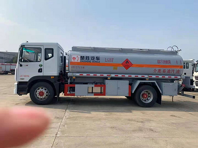 东风D9国六12吨运油车厂家报价图片