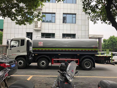 国六东风天锦小三轴绿化喷洒车20吨洒水车图片