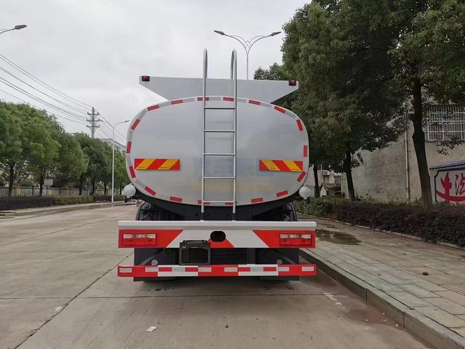 国六东风12吨普通液体运输车图片