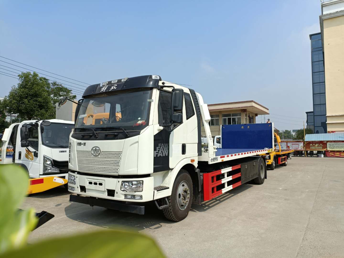 国五10吨解放J6大平板道路救援拖车价格仅28万起配置240马力图片