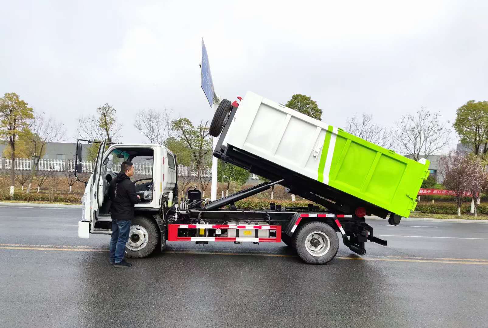 凯马可卸式垃圾车价格4-6方勾臂垃圾车配套建筑垃圾桶图片图片