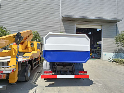 国六东风侧挂桶垃圾车图片配套240L垃圾桶液压推杆垃圾收集车图片