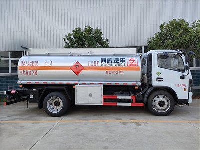 专威牌8吨碳钢罐油罐车 国六东风福瑞卡8.5方加油车图片