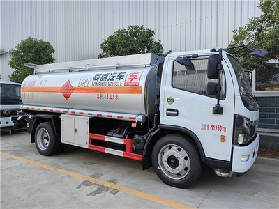 专威牌8吨碳钢罐油罐车 国六东风福瑞卡8.5方加油车图片