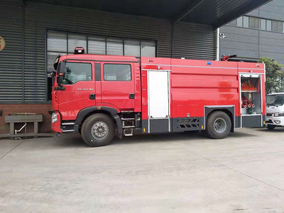 国六重汽豪沃8吨水罐消防车图片
