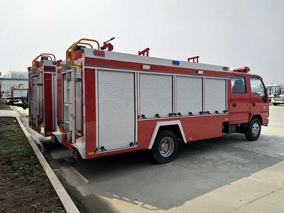 国六五十铃3吨水罐消防车图片