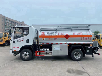国六解放虎VN5吨油罐车图片