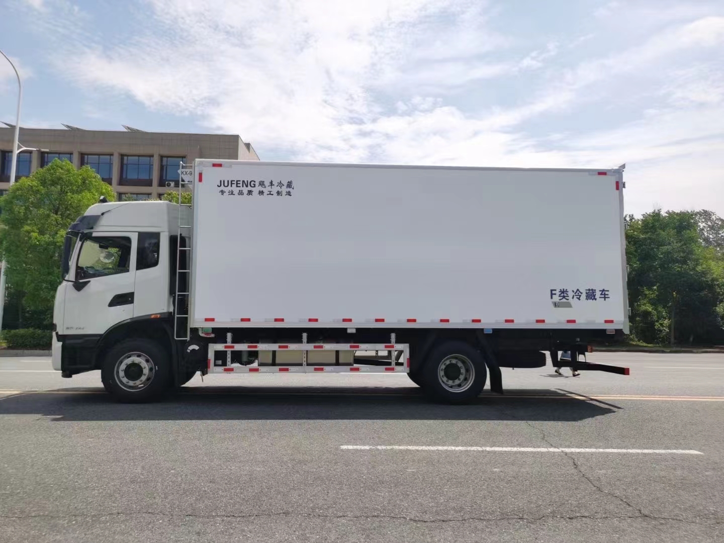 国六东风天锦KR 6.8米冷藏车（‮顶高‬双卧)图片