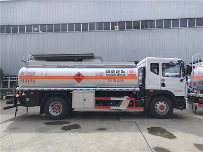 国六东风D9碳钢罐12.65方运油车  12吨油罐车厂家参数图片