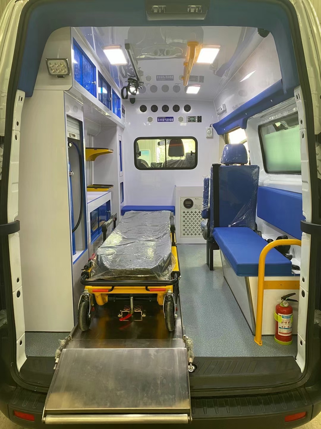 福特V348救护车图片