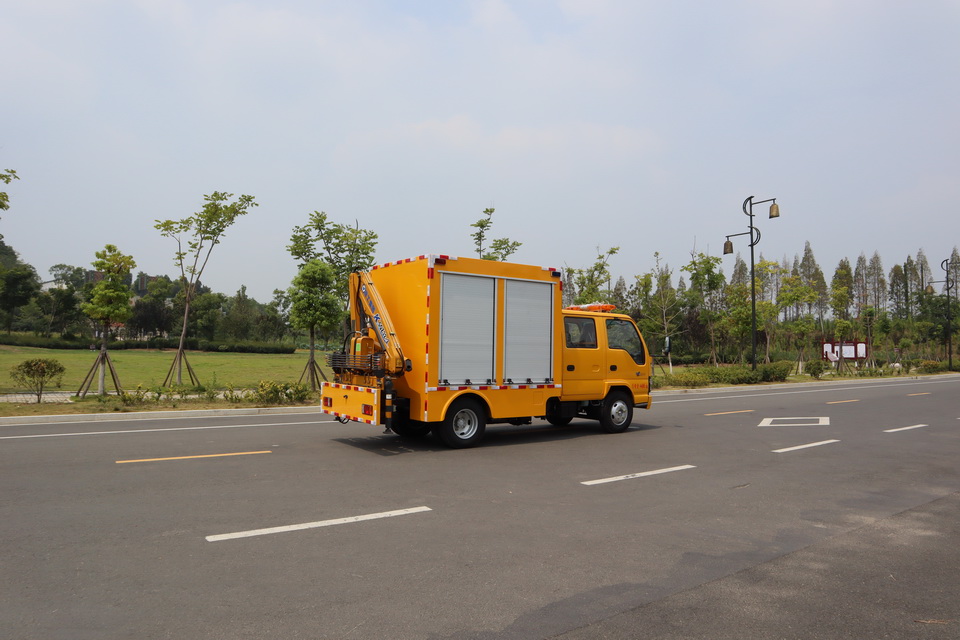 慶鈴五十鈴帶吊搶險(xiǎn)車（帶尾吊）