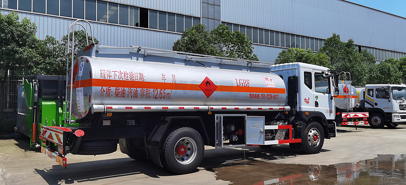 10吨油罐车，云南昭通牌照图片