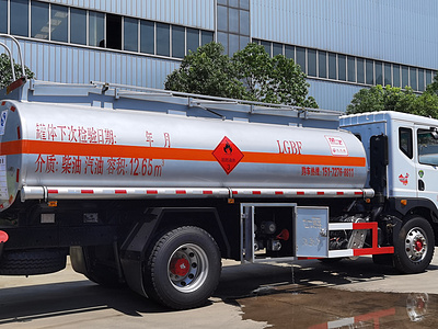 10吨油罐车，云南昭通牌照图片