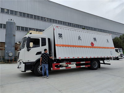 楚胜牌CSC5180XRQD6型天锦10吨易燃气体厢式运输车图片