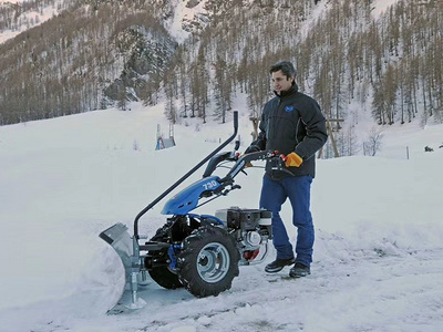 手扶式除雪機掃雪輥刷、推雪鏟、拋雪機圖片