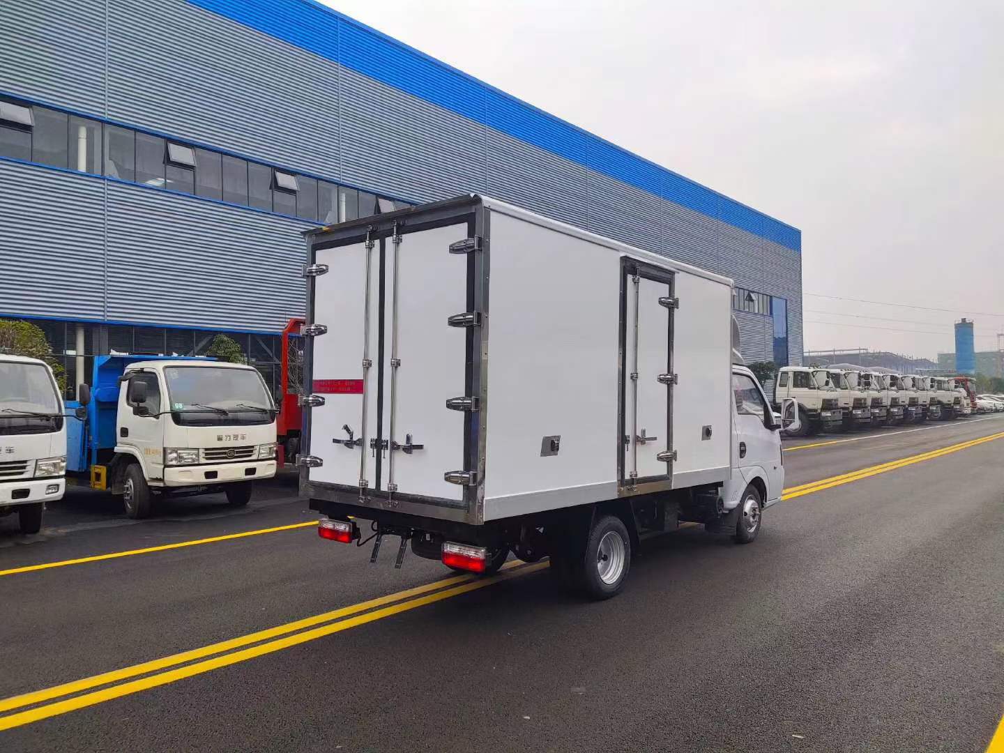  柳州五菱112马力国六途逸汽油小型冷藏车 3.5米冷藏车